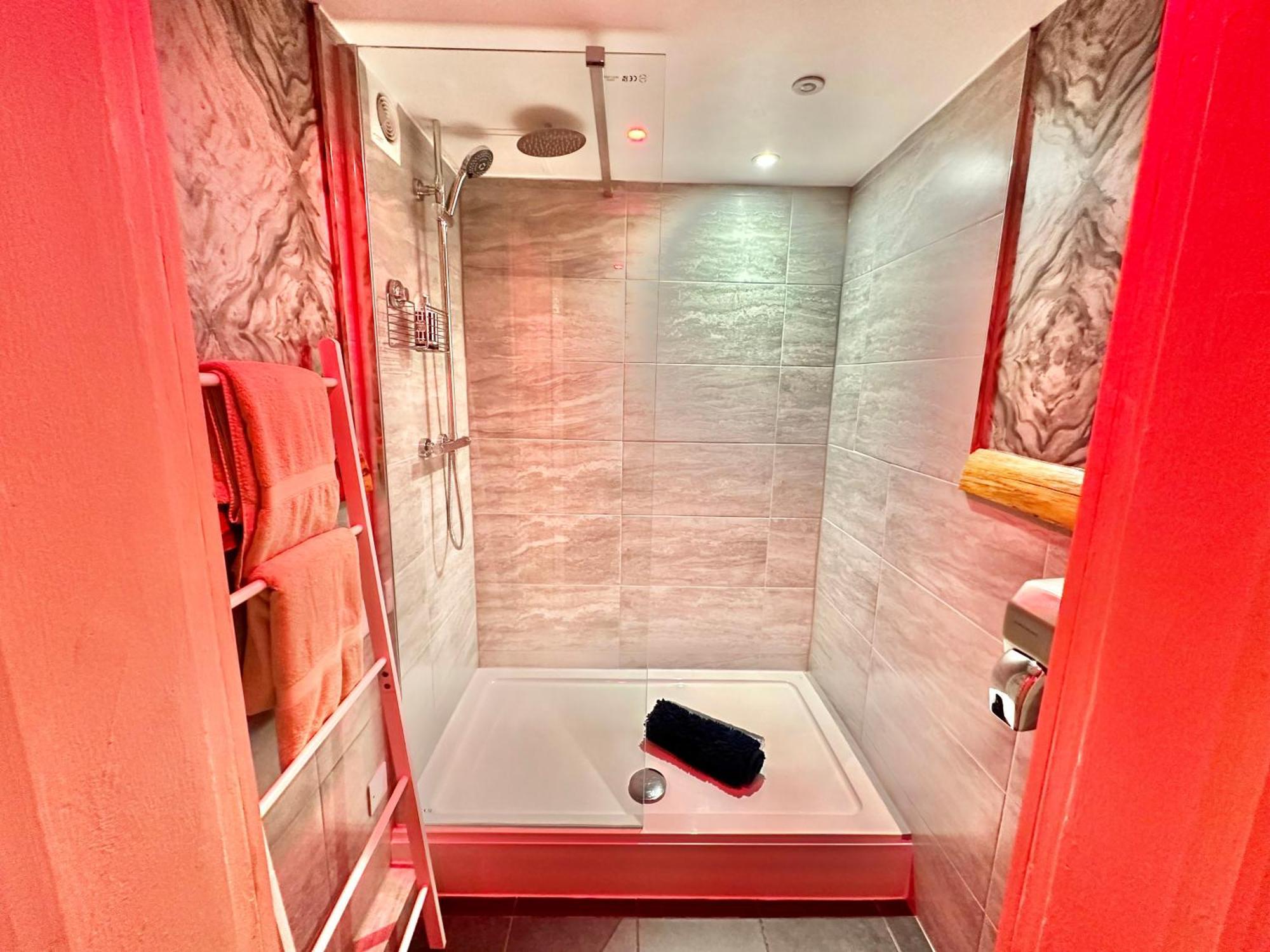 Beyond - Romantic Basement Apartment - Close To Beach - With Parking Борнмут Екстер'єр фото