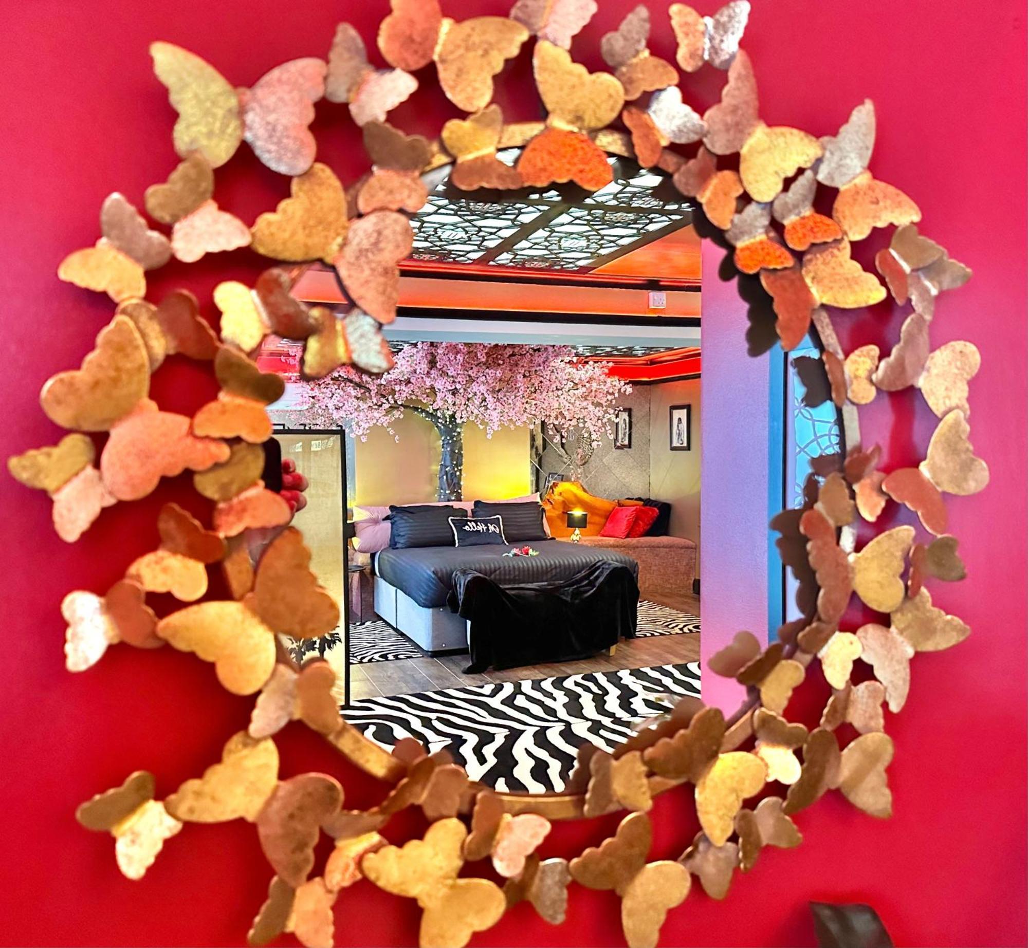 Beyond - Romantic Basement Apartment - Close To Beach - With Parking Борнмут Екстер'єр фото