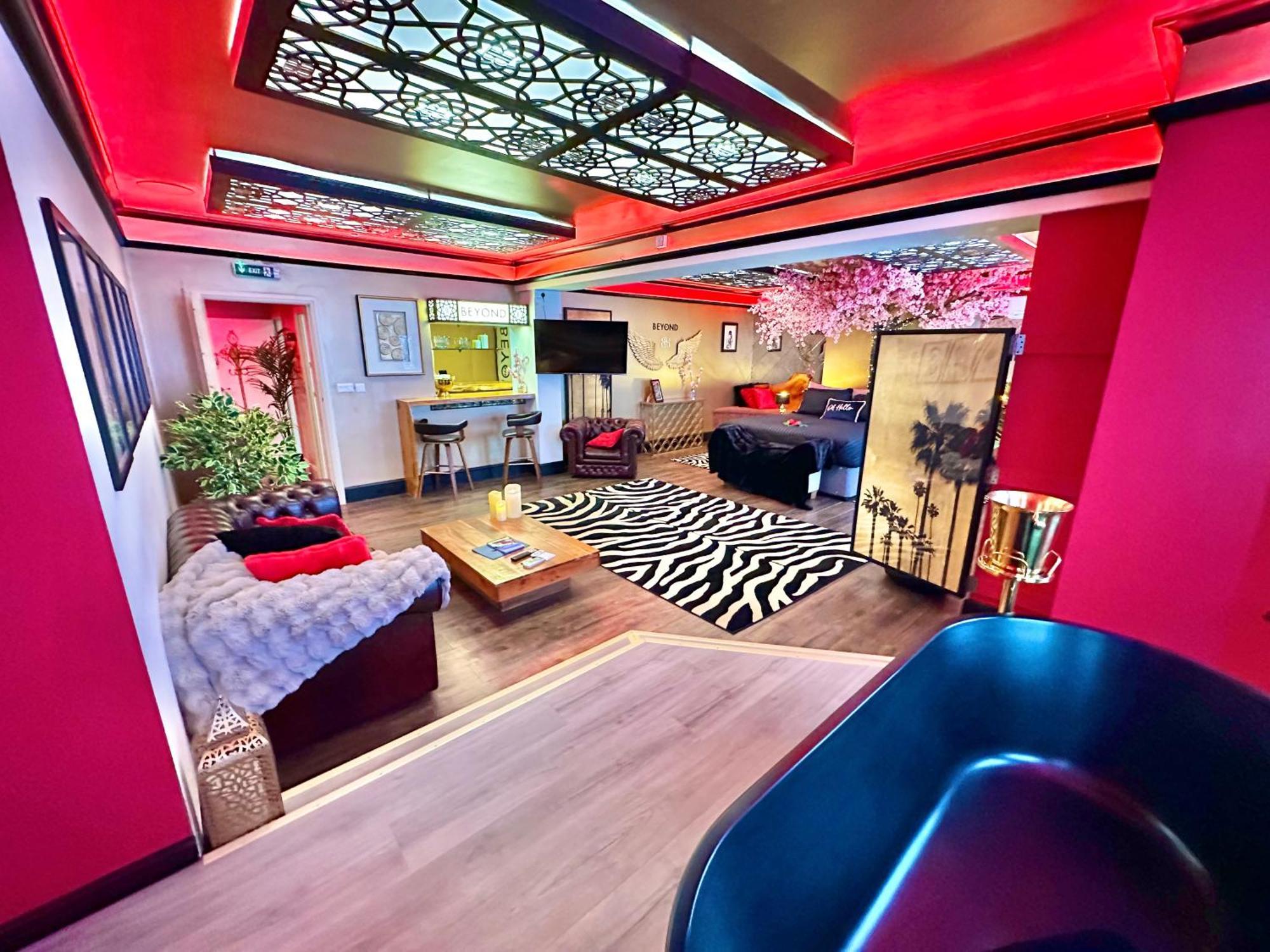 Beyond - Romantic Basement Apartment - Close To Beach - With Parking Борнмут Екстер'єр фото