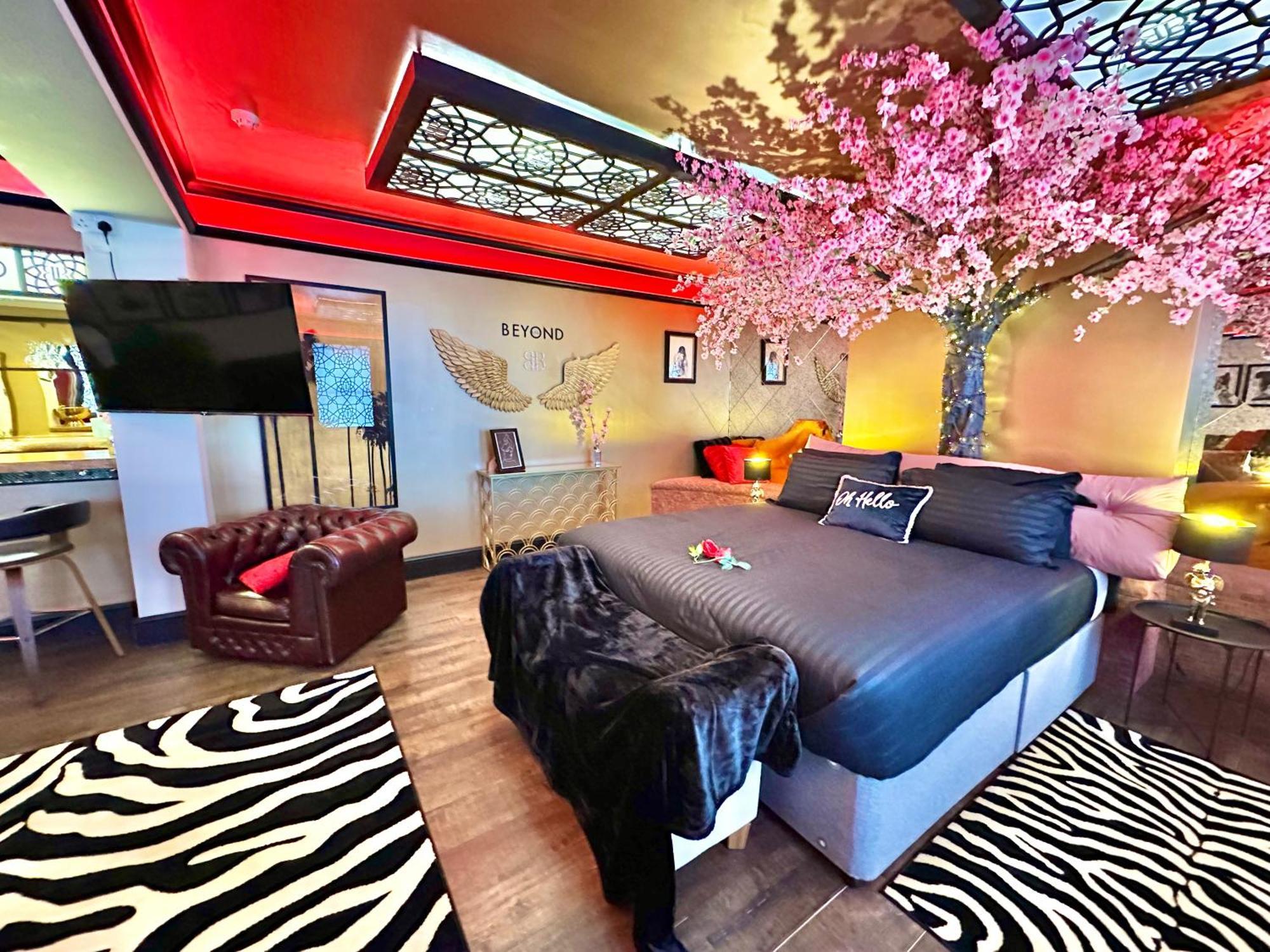 Beyond - Romantic Basement Apartment - Close To Beach - With Parking Борнмут Екстер'єр фото
