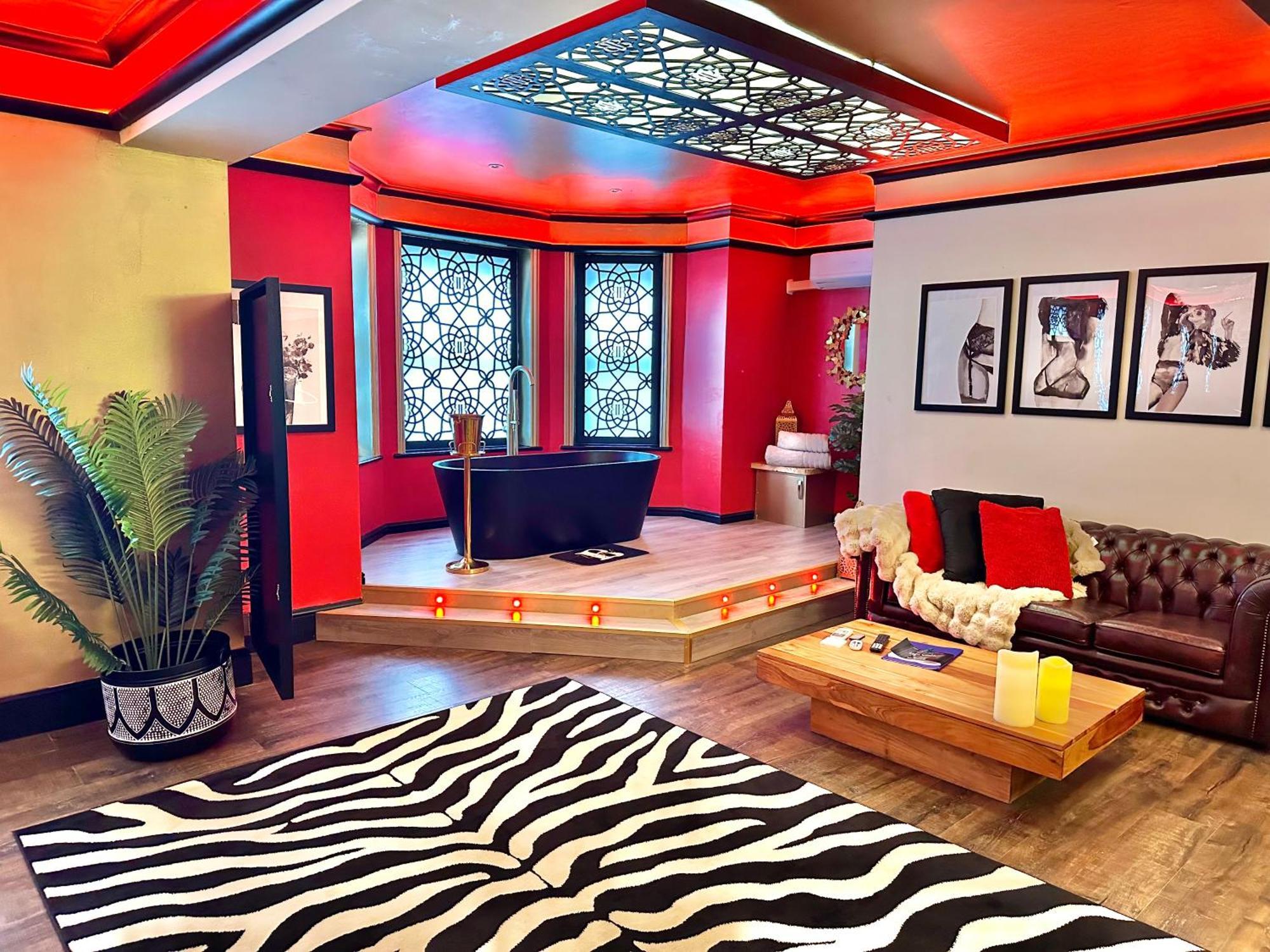 Beyond - Romantic Basement Apartment - Close To Beach - With Parking Борнмут Екстер'єр фото