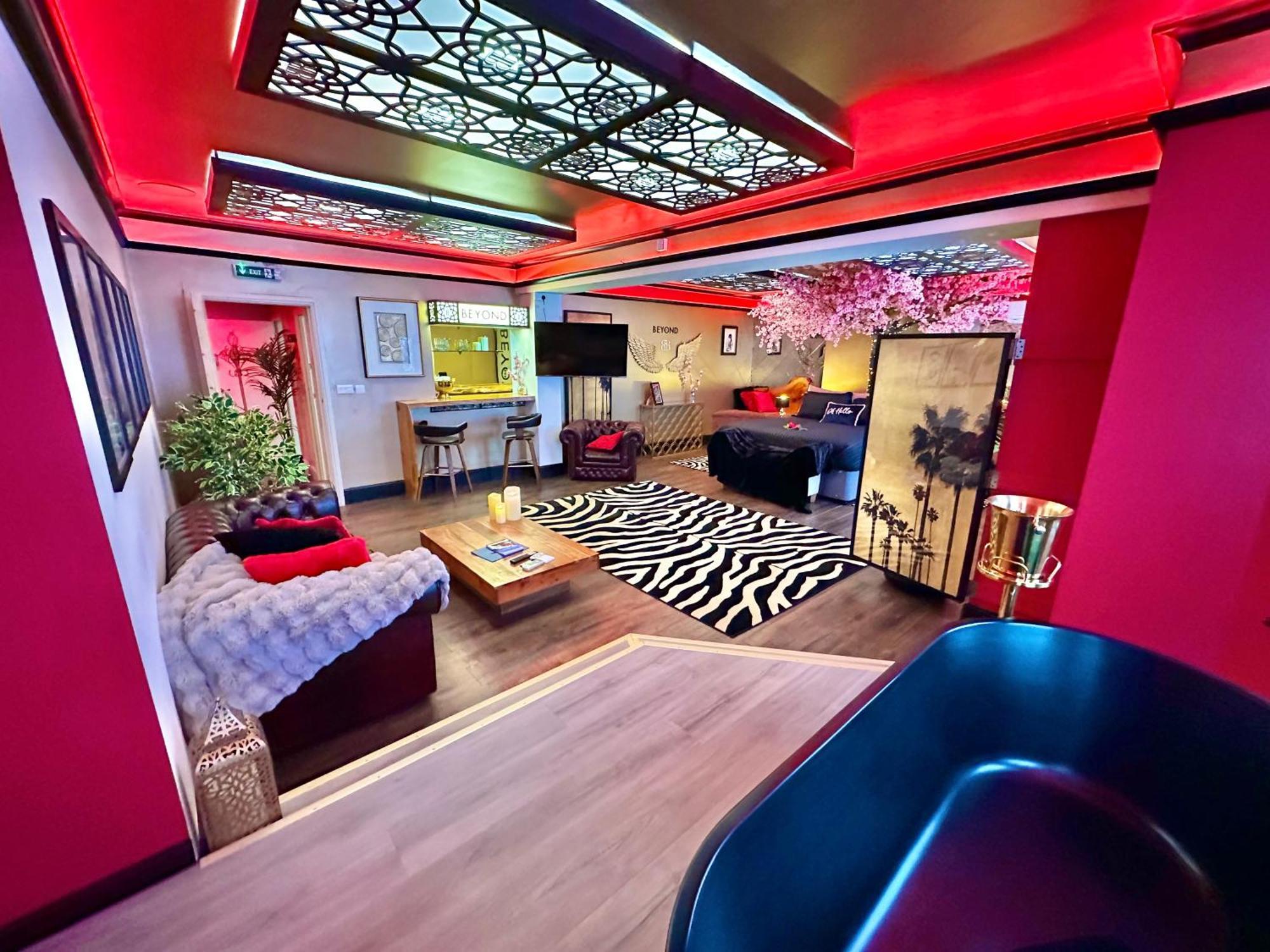 Beyond - Romantic Basement Apartment - Close To Beach - With Parking Борнмут Екстер'єр фото