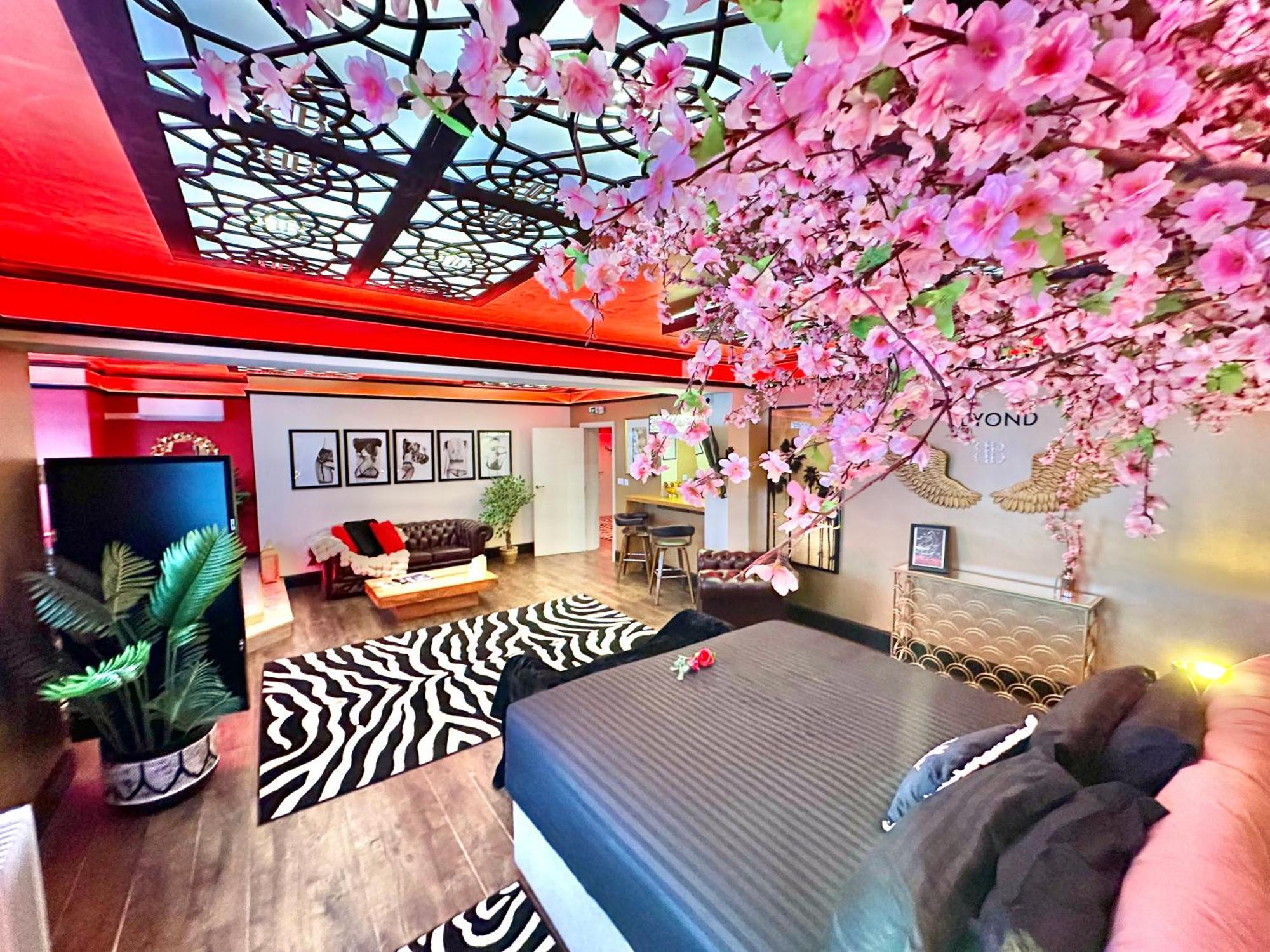 Beyond - Romantic Basement Apartment - Close To Beach - With Parking Борнмут Екстер'єр фото