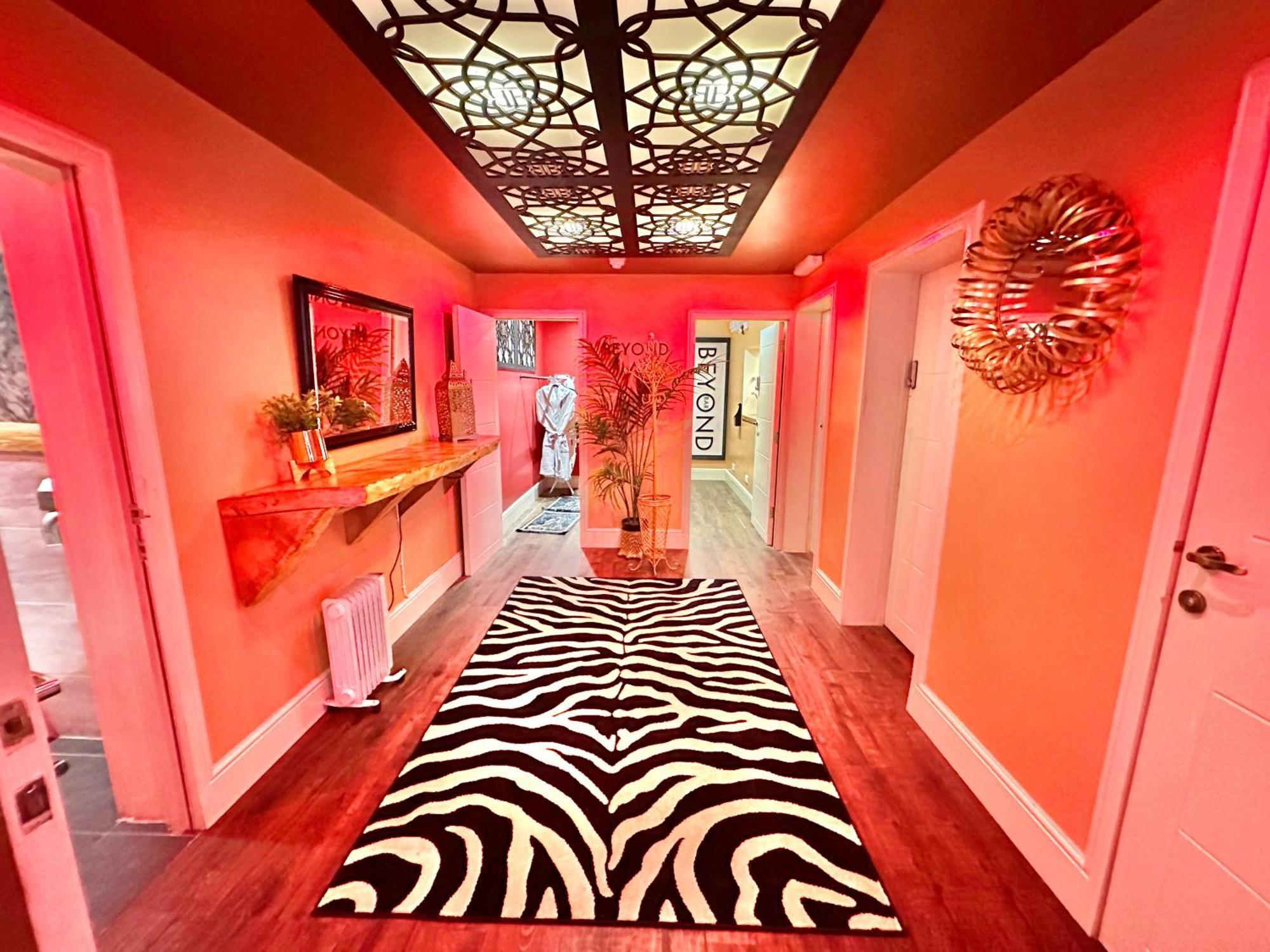 Beyond - Romantic Basement Apartment - Close To Beach - With Parking Борнмут Екстер'єр фото