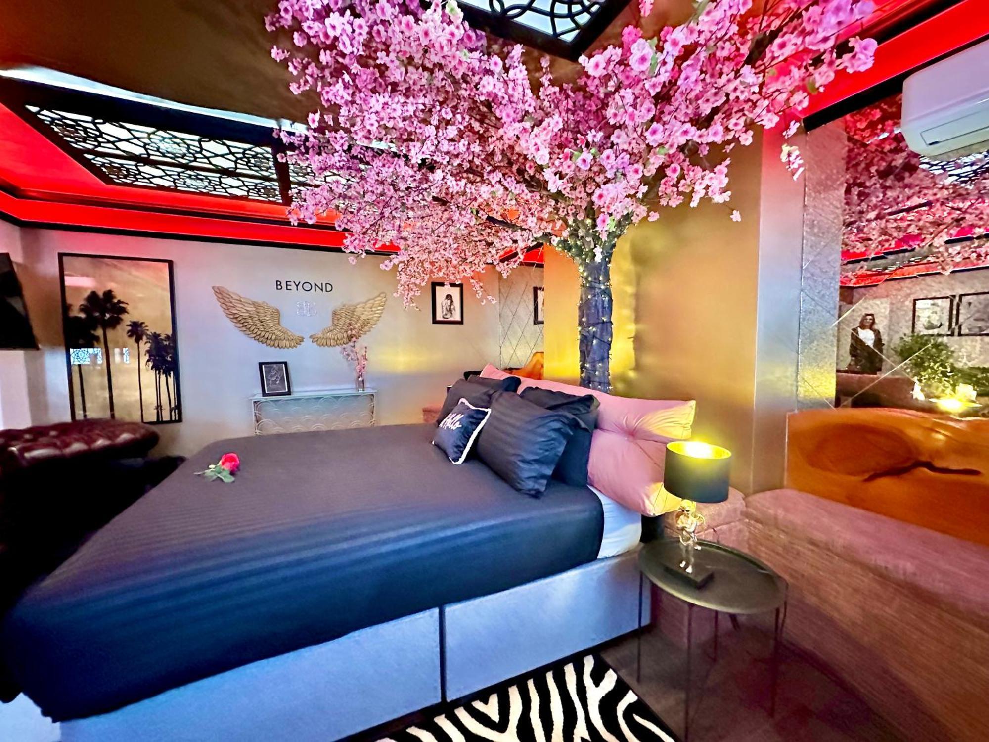 Beyond - Romantic Basement Apartment - Close To Beach - With Parking Борнмут Екстер'єр фото