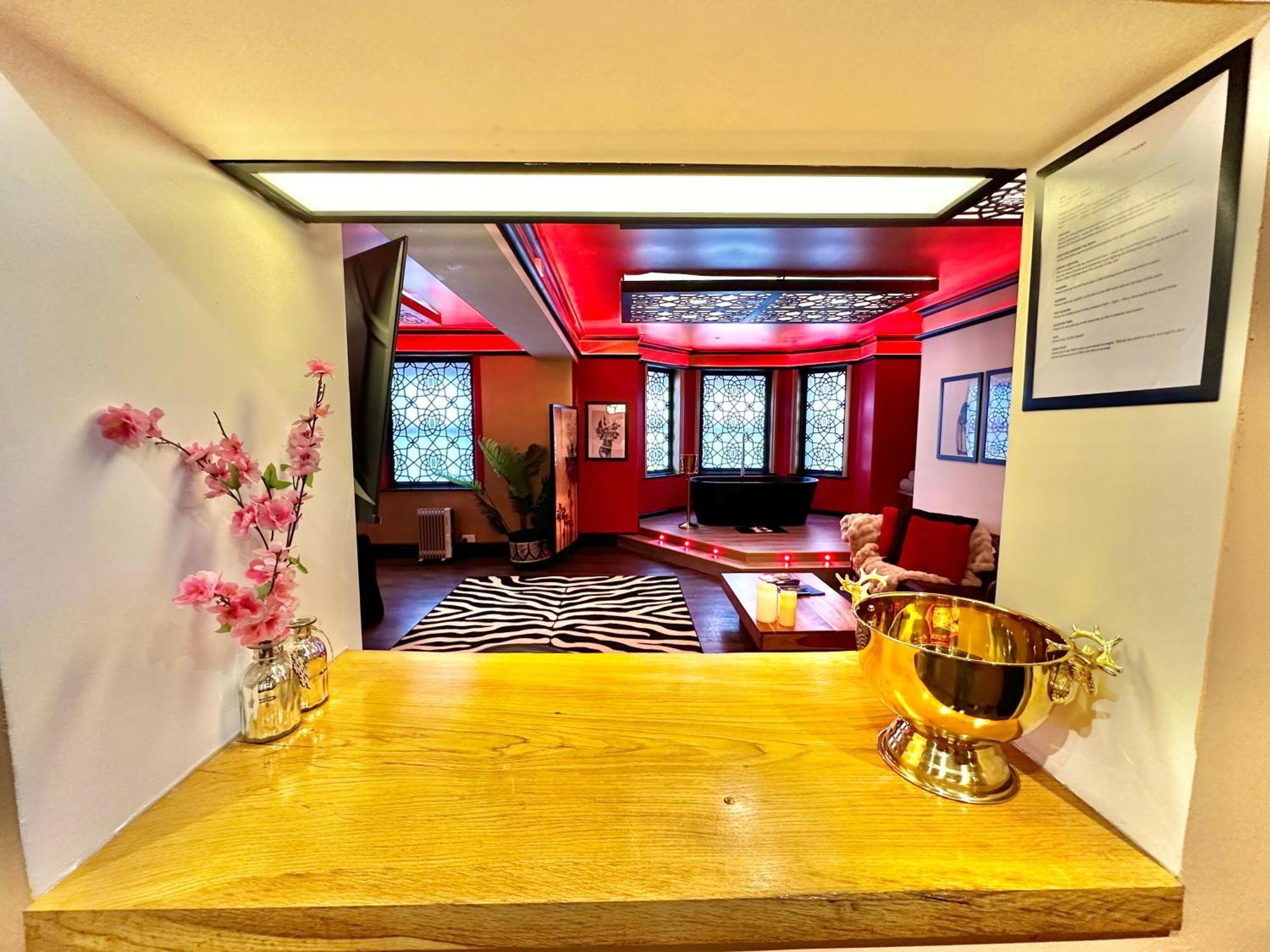 Beyond - Romantic Basement Apartment - Close To Beach - With Parking Борнмут Екстер'єр фото
