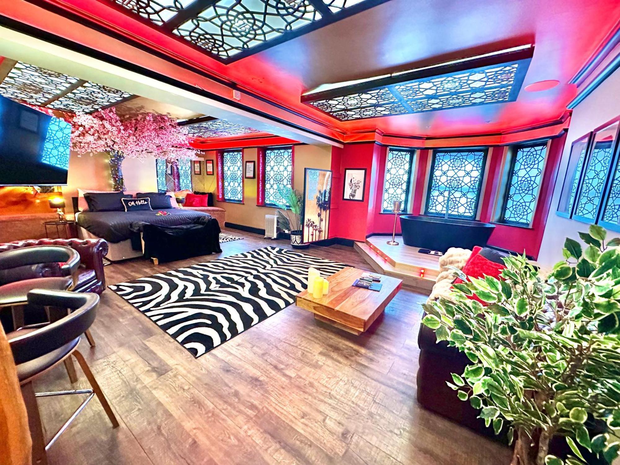 Beyond - Romantic Basement Apartment - Close To Beach - With Parking Борнмут Екстер'єр фото