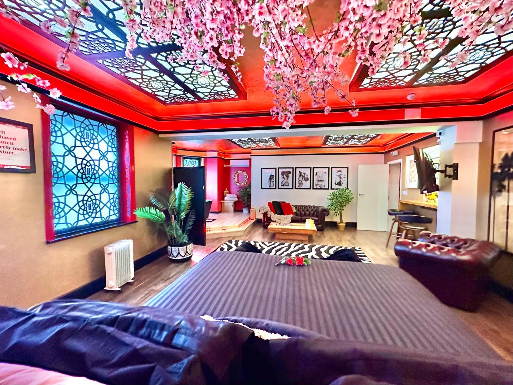 Beyond - Romantic Basement Apartment - Close To Beach - With Parking Борнмут Екстер'єр фото