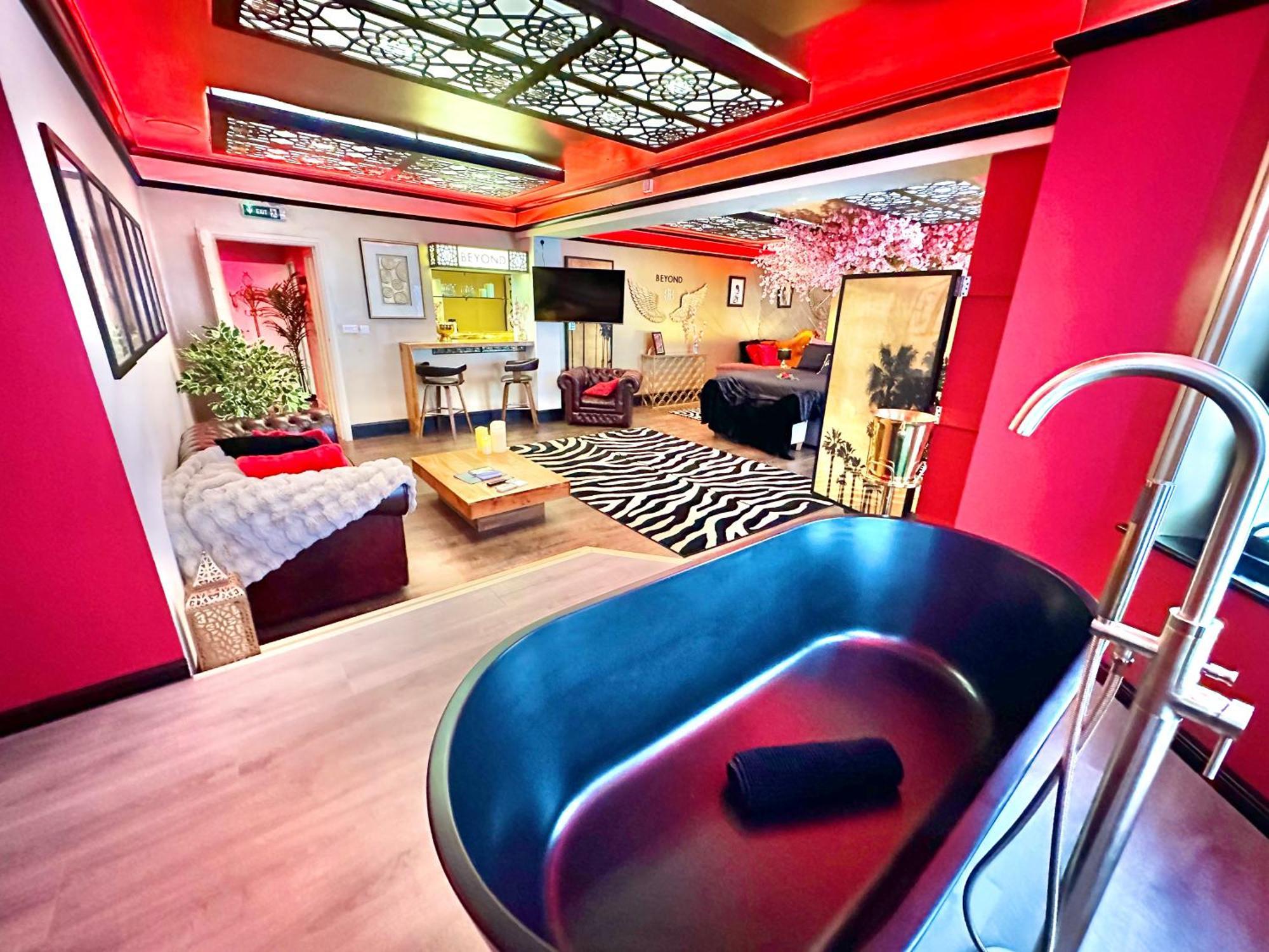 Beyond - Romantic Basement Apartment - Close To Beach - With Parking Борнмут Екстер'єр фото