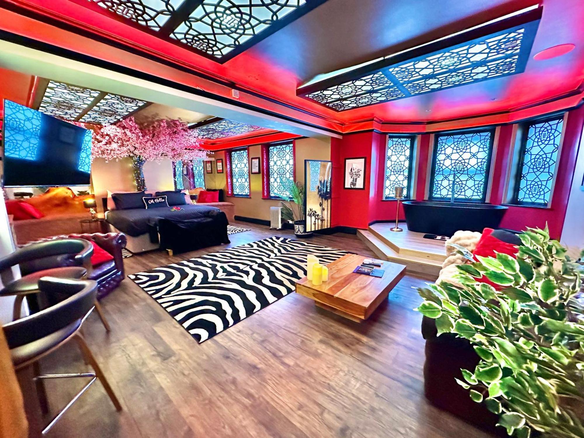 Beyond - Romantic Basement Apartment - Close To Beach - With Parking Борнмут Екстер'єр фото